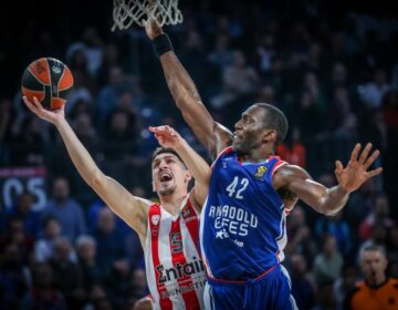 Euroleague: Καταστροφική η 4η περίοδος για τον Ολυμπιακό που έχασε στην έδρα της Εφές