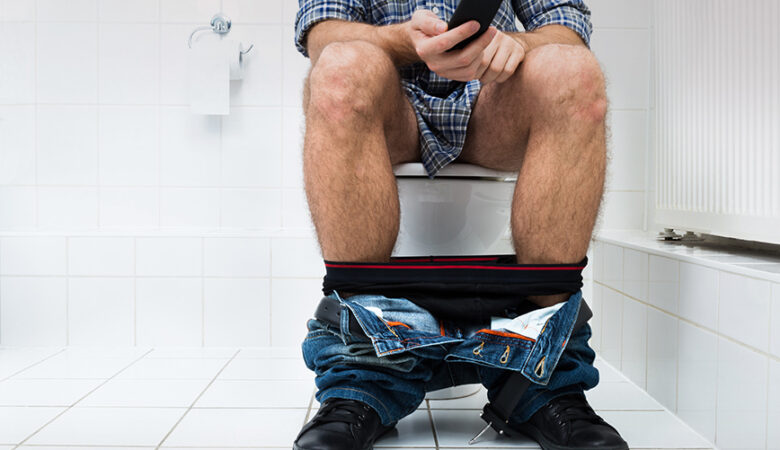Τι κίνδυνος υπάρχει αν παίρνεις το κινητό μαζί σου στην τουαλέτα