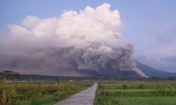 Ινδονησία: Οι αρχές κήρυξαν συναγερμό έπειτα από έκρηξη στο ηφαίστειο Σεμερού