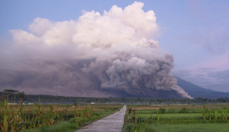 Ινδονησία: Οι αρχές κήρυξαν συναγερμό έπειτα από έκρηξη στο ηφαίστειο Σεμερού