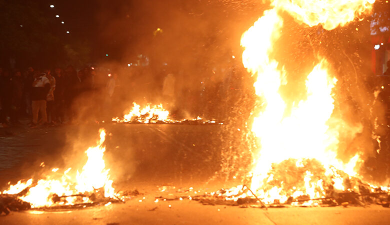 Θεσσαλονίκη: Φωτιά σε κάδους έξω από το Ιπποκράτειο για τον τραυματισμό του 16χρονου Ρομά – Επεισόδια και στην Καμάρα πριν την πορεία
