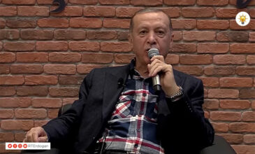 Ο Ερντογάν το… έριξε στο τραγούδι: Δείτε την «ερμηνεία» του μαζί με δημοφιλή τραγουδιστή της Τουρκίας