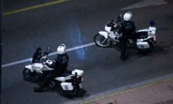 Τρεις προσαγωγές για τους πυροβολισμούς κατά αστυνομικών στην Παιανία