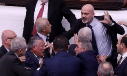 Τουρκία: Βουλευτής του Ερντογάν ξυλοκόπησε και έστειλε στη ΜΕΘ βουλευτή της αντιπολίτευσης – Δείτε βίντεο
