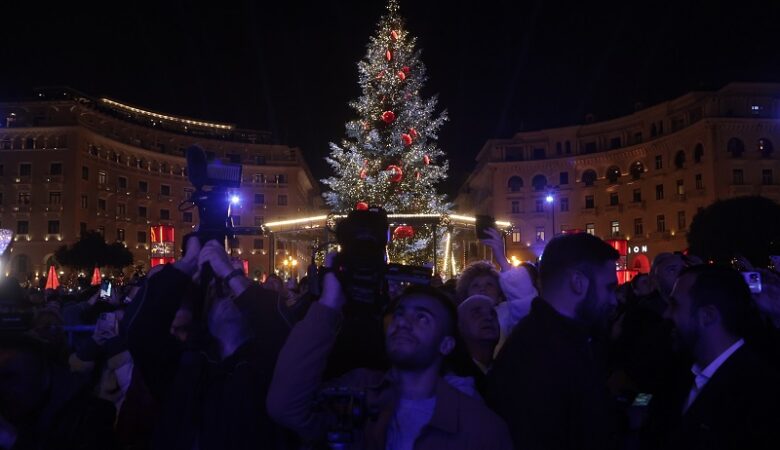 Θεσσαλονίκη: Με συναυλία και πυροτεχνήματα η φωταγώγηση του χριστουγεννιάτικου δένδρου στην πλατεία Αριστοτέλους