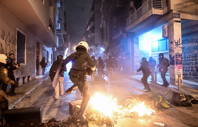 Άγνωστοι επιτέθηκαν με μολότοφ σε αστυνομικούς τα ξημερώματα στα Εξάρχεια