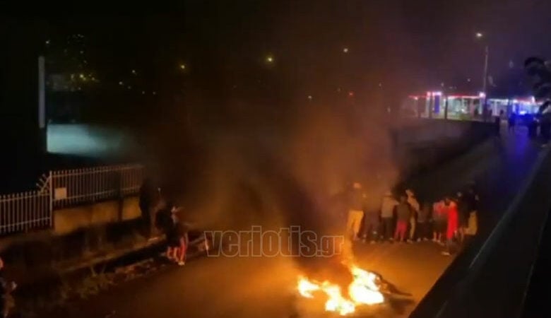 Πυροβολισμός 16χρονου: Κλειστή η παλαιά εθνική οδός Θεσσαλονίκης-Βέροιας από διαμαρτυρόμενους Ρομά