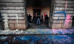 Ιταλία: Ακτιβιστές κατά της κλιματικής αλλαγής έριξαν μπογιά στη Λα Σκάλα του Μιλάνου