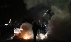 Πυροβολισμοί σε Ρομά στη Θεσσαλονίκη: Απολογείται σήμερα ο αστυνομικός – Νέα νύχτα έντασης στη δυτική Αττική