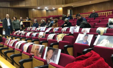 Μάτι: Εικόνες των θυμάτων τοποθέτησαν οι συγγενείς στα καθίσματα του ακροατηρίου – H αντίδραση της προέδρου