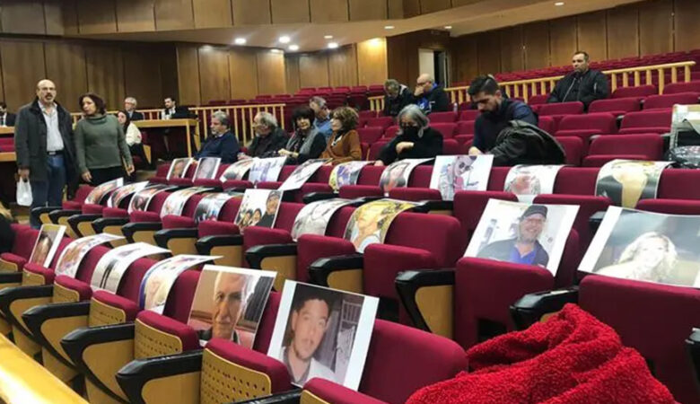 Μάτι: Εικόνες των θυμάτων τοποθέτησαν οι συγγενείς στα καθίσματα του ακροατηρίου – H αντίδραση της προέδρου
