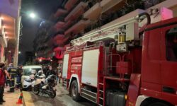 Πειραιάς: Έσβησε η φωτιά στην πολυκατοικία – Απεγκλωβίστηκαν οι ένοικοι