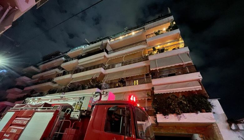 Συναγερμός στον Πειραιά: Ξέσπασε πυρκαγιά σε πολυκατοικία – Εγκλωβισμένοι οι ένοικοι – Δείτε εικόνες