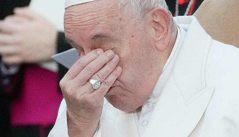 Βατικανό: Ξέσπασε σε λυγμούς ο πάπας Φραγκίσκος, μιλώντας για τη «μαρτυρική Ουκρανία»