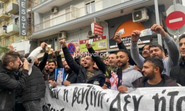 Θεσσαλονίκη: Καίνε λεφτά οι Ρομά έξω από τα δικαστήρια και φωνάζουν συνθήματα – Δείτε βίντεο