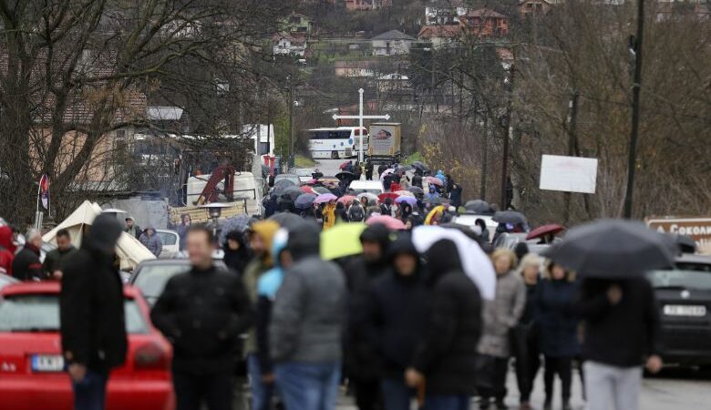 Ένταση στο Κόσοβο: Αποφασισμένοι να παραμείνουν στα οδοφράγματα οι Σέρβοι