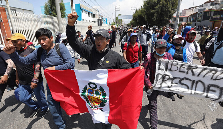 Πολιτική κρίση στο Περού: Πρώτος θάνατος στη Λίμα – Τουλάχιστον 48 οι νεκροί στις ταραχές