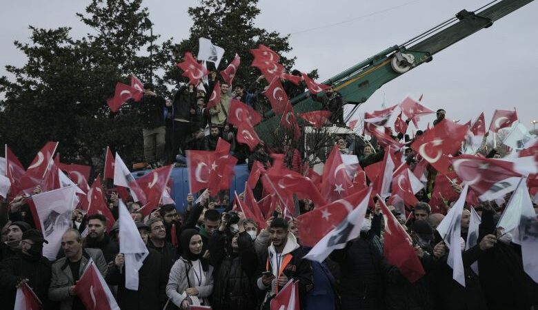 Τουρκία: Χιλιάδες στους δρόμους για να διαδηλώσουν ενάντια στην καταδίκη του Εκρέμ Ιμάμογλου