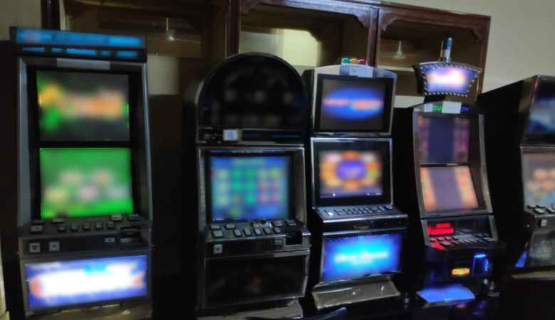 Αττική: Εντοπίστηκε κατάστημα με παράνομα τυχερά παιχνίδια – Τρεις συλλήψεις