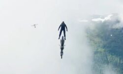Τομ Κρουζ: Έκανε το «μεγαλύτερο stunt στην ιστορία του σινεμά» – Δείτε βίντεο όπου πηδάει στο κενό με μοτοσικλέτα