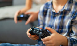 Τι να κάνουν οι γονείς αν τα παιδιά τους περνούν πολλή ώρα παίζοντας ηλεκτρονικά παιχνίδια