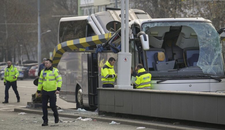 Τροχαίο δυστύχημα στη Ρουμανία: Ο οδηγός του λεωφορείου φέρεται να ήταν 18 ώρες στο τιμόνι – Δείτε τη στιγμή που η σιδερένια μπάρα συνθλίβει το όχημα