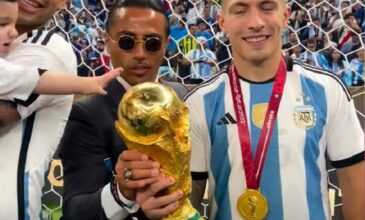 FIFA: Έρευνα για τις «βόλτες» στο γήπεδο και τις selfies του Salt Bae με το τρόπαιο του Παγκοσμίου Κυπέλλου