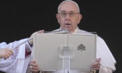 «Ο Πάπας δεν θέλησε να είναι προσβλητικός ή να εκφραστεί με ομοφοβικούς όρους», λέει η υπηρεσία Τύπου του Βατικανού