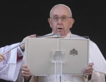 «Ο Πάπας δεν θέλησε να είναι προσβλητικός ή να εκφραστεί με ομοφοβικούς όρους», λέει η υπηρεσία Τύπου του Βατικανού