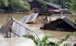 Φονικές πλημμύρες στις Φιλιππίνες – Χιλιάδες κάτοικοι απομακρύνθηκαν από τα σπίτια τους