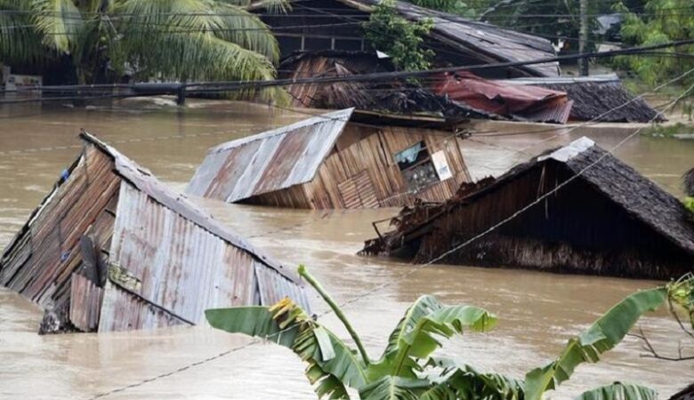 Φονικές πλημμύρες στις Φιλιππίνες – Χιλιάδες κάτοικοι απομακρύνθηκαν από τα σπίτια τους