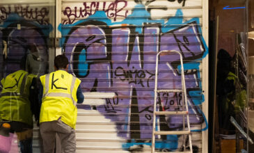 Μεγάλη επιχείρηση αντι-γκράφιτι στο κέντρο της Αθήνας από τον δήμο Αθηναίων: Καθαρίστηκαν 15.200 τ.μ.