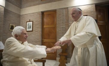 Βατικανό: Ο πρώην πάπας Βενέδικτος είναι «πολύ άρρωστος» ανακοίνωσε ο πάπας Φραγκίσκος