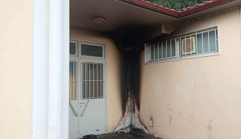 Θεσσαλονίκη: Άγνωστοι βανδάλισαν και έβαλαν φωτιά σε νηπιαγωγείο του δήμου Θέρμης