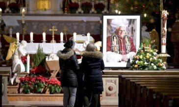 Πάπας Βενέδικτος: Σε λαϊκό προσκύνημα στο Βατικανό η σορός του – Προσήλθαν ήδη 40.000 πιστοί