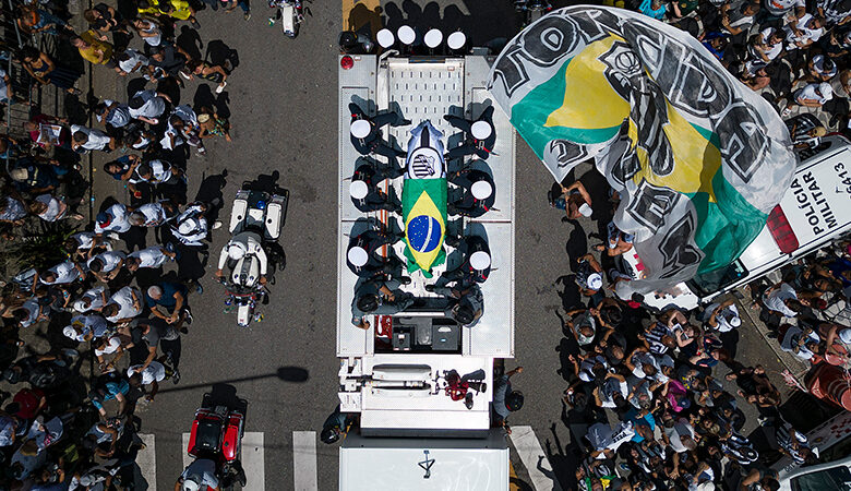 Πελέ: Η Βραζιλία αποχαιρέτησε τον «βασιλιά» της – Βίντεο από τις στιγμές συγκίνησης χιλιάδων ανθρώπων