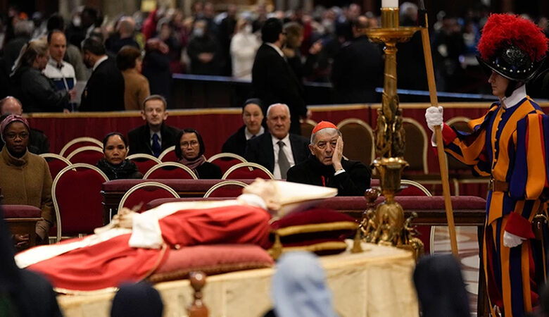 Βατικανό: Πάνω από 210.000 πιστοί λένε το τελευταίο «αντίο» στον πάπα Βενέδικτο – Δείτε εικόνες
