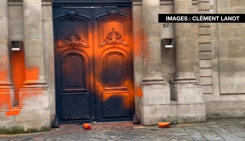 Γαλλία: Οικολόγοι ακτιβιστές έβαψαν με πορτοκαλί μπογιά την πόρτα του πρωθυπουργικού μεγάρου
