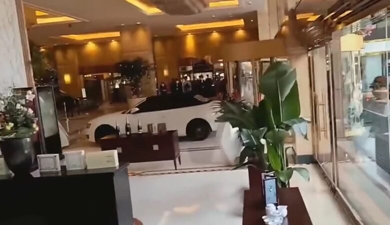 Οργισμένος πελάτης έριξε το αυτοκίνητο στην πόρτα του ξενοδοχείου – Είχε τσακωθεί με τους υπαλλήλους