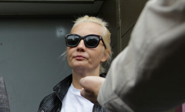 Ρωσία: Η σύζυγος του Ναβάλνι λέει ότι οι υπάλληλοι των φυλακών απαγορεύουν στους δικηγόρους να τού παραδώσουν φάρμακα