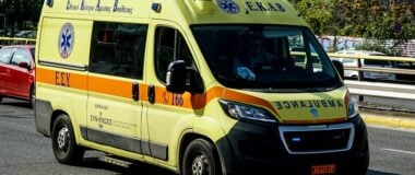 Σοβαρός τραυματισμός 24χρονου που έπεσε σε μηχάνημα αμμοβολής στο Βόλο και εγκλωβίστηκαν τα πόδια του