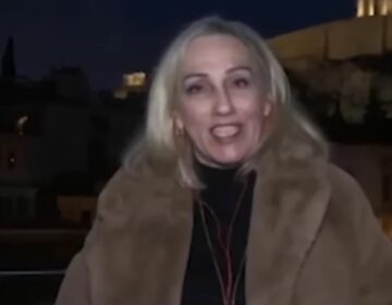 Δημοσιογράφος της ΕΡΤ εκνευρίστηκε επειδή τη διέκοψαν: «Μια στιγμή να πω όλο το ρεπορτάζ»