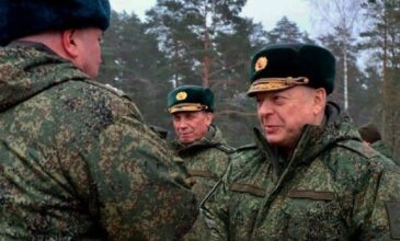 Ρωσία: Ο διοικητής των χερσαίων δυνάμεων επιθεώρησε στρατιωτική δύναμη στη Λευκορωσία