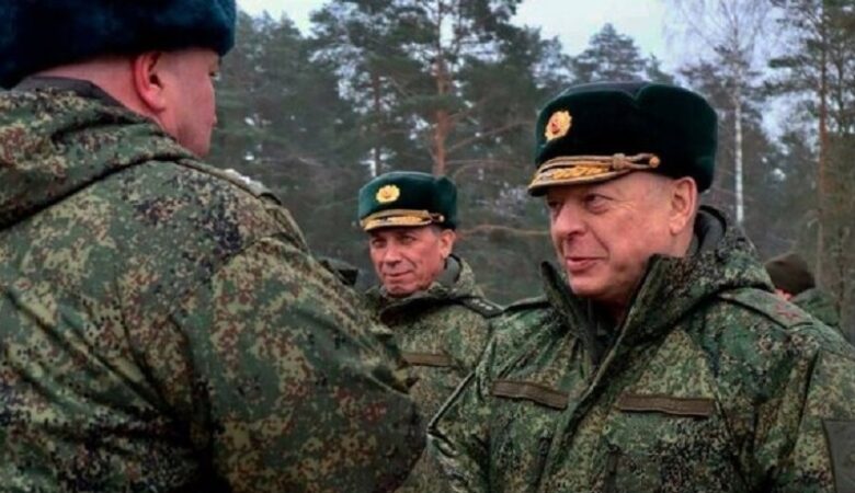 Ρωσία: Ο διοικητής των χερσαίων δυνάμεων επιθεώρησε στρατιωτική δύναμη στη Λευκορωσία
