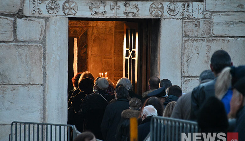 Κηδεία τέως βασιλιά Κωνσταντίνου: Ουρές από τα ξημερώματα για το λαϊκό προσκύνημα στη Μητρόπολη – Στις 12 το μεσημέρι θα τελεστεί η Εξόδιος Ακολουθία