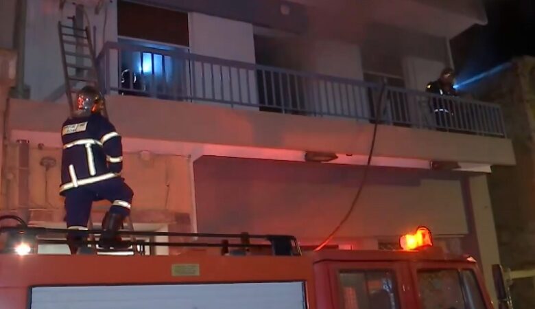 Θεσσαλονίκη: Επιχείρηση διάσωσης ηλικιωμένης από φωτιά σε διαμέρισμα