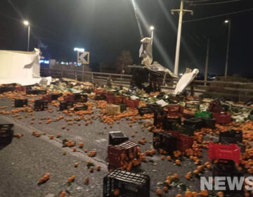 Κυκλοφοριακό χάος στον Κηφισό: Νταλίκα ανετράπη και γέμισε με πορτοκάλια το οδόστρωμα – Δείτε φωτογραφίες