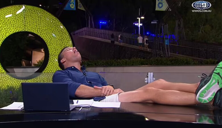 Αυστραλία: Σχολιαστής του Australian Open αποκοιμήθηκε την ώρα της μετάδοσης – Δείτε βίντεο