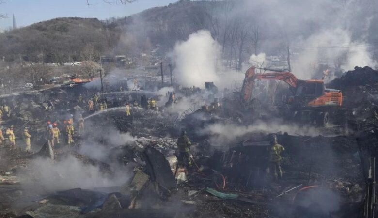 Νότια Κορέα: Πύρινη «κόλαση» σε παραγκούπολη στη Σεούλ, οι αρχές απομακρύνουν 500 κατοίκους