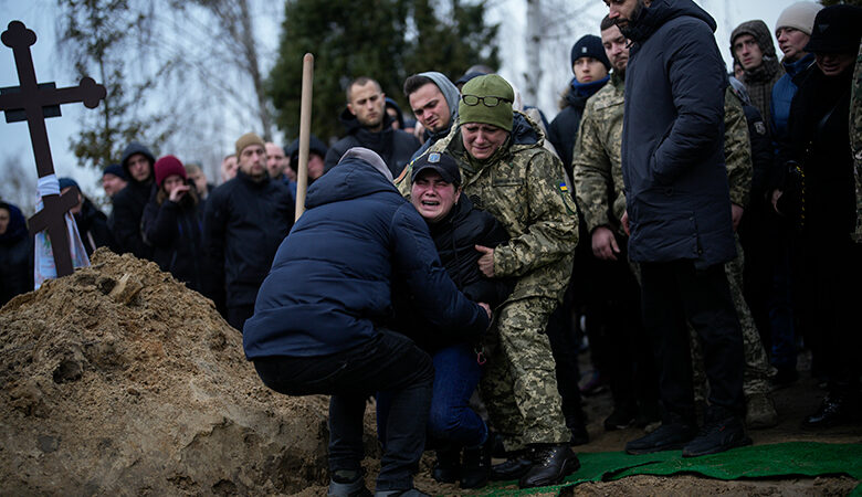 Σχεδόν 500.000 Ρώσοι και Ουκρανοί στρατιώτες έχουν σκοτωθεί ή τραυματιστεί στον πόλεμο